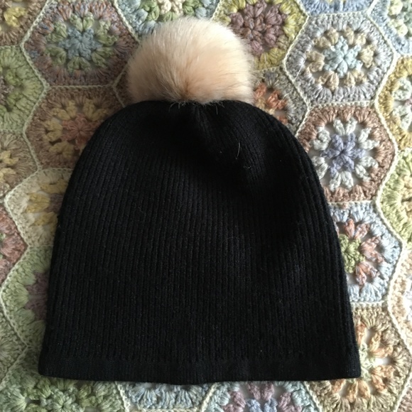 MAIN CHARACTER Aritzia Black Knit Hat Fox Pom Pom One Size - Picture 2 of 4